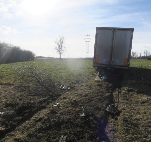 Kamion s masem skončil v poli, škoda dosahuje pěti milionů