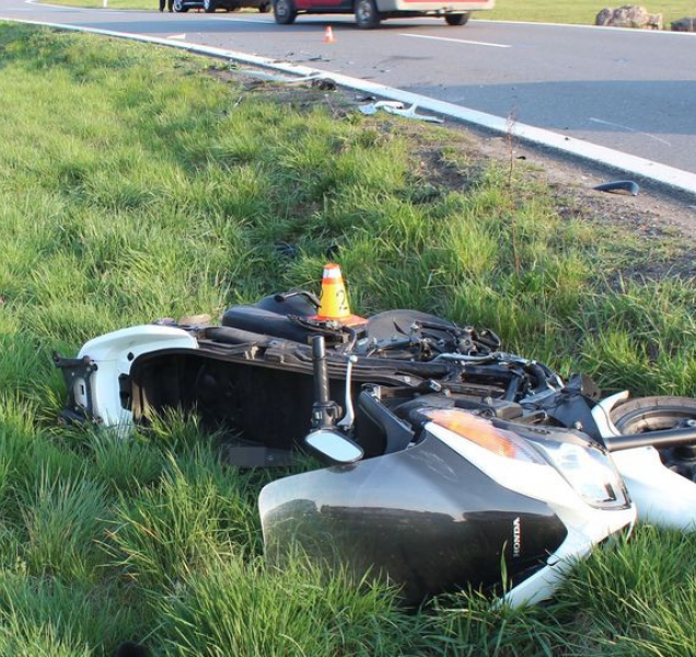 Dopravní nehoda auta s motorkou