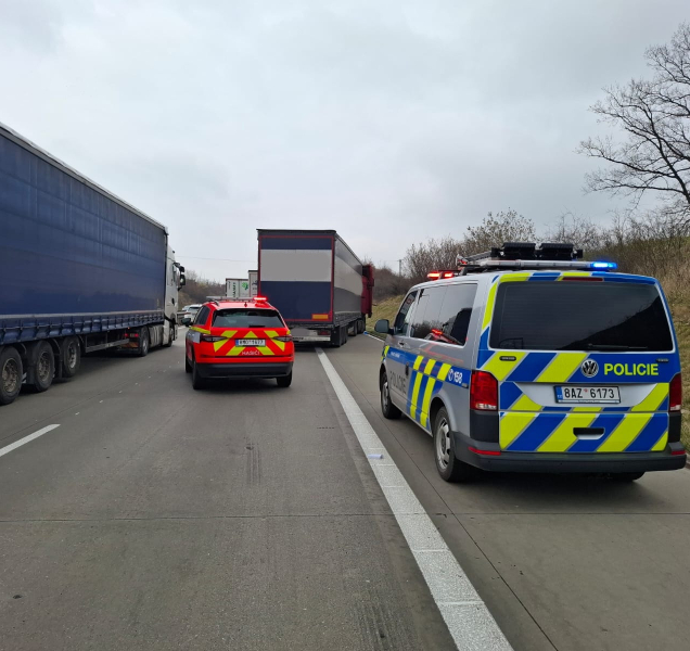Drama cestou na školení. Hasiči jeli kolem nehody kamionů