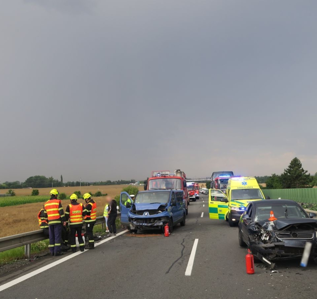 Dálnici na Olomouc ráno zablokovala hromadná havárie