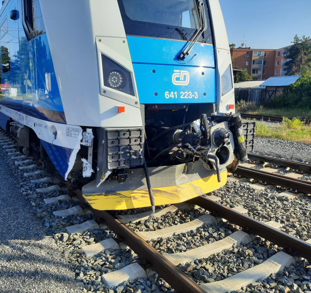 Ve Šternberku se na přejezdu střetl vlak s osobním autem