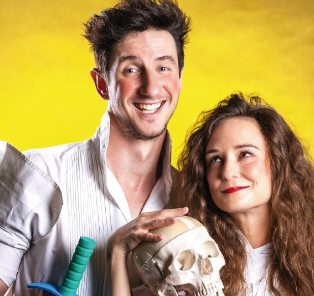 Tramtarie pokračuje s legendárním Kabaretem nahatý Shakespeare