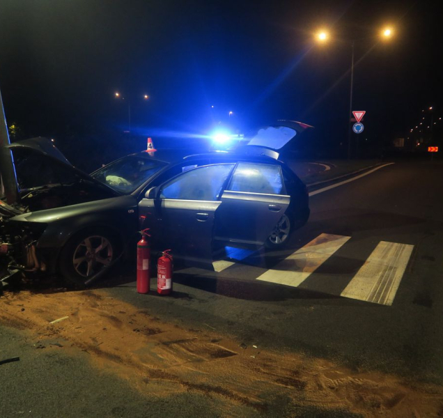 Zamotala se mu hlava? Opilý řidič jel z kruháče rovnou do sloupu