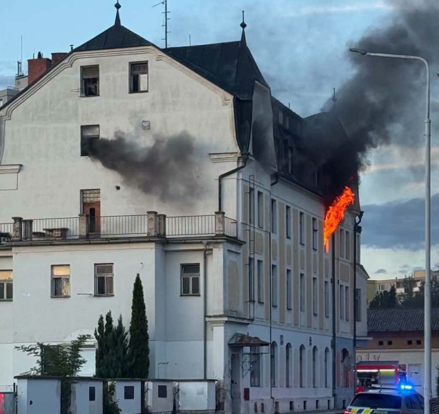 Hasiči zachránili dvacet lidí, deset se ale zranilo