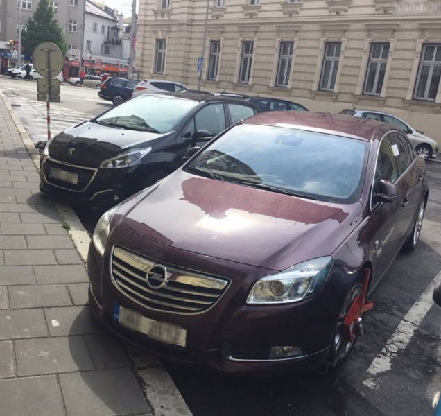 Nezodpovědní řidiči zkomplikovali uklízení silnice