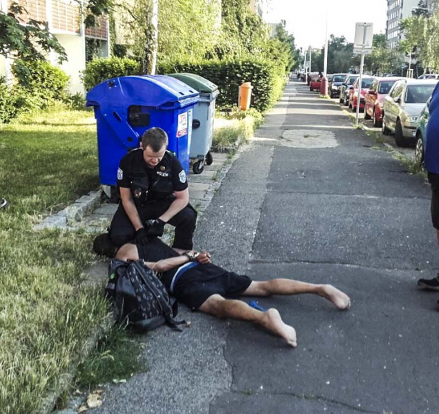 Nenalili mu, protože byl opilý. Tak vysklil výlohu