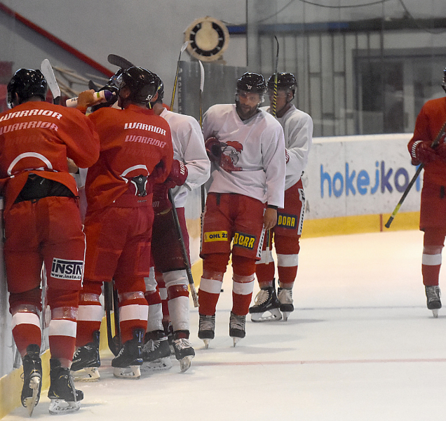 Hokejisté už se zase kloužou, mantinely duní