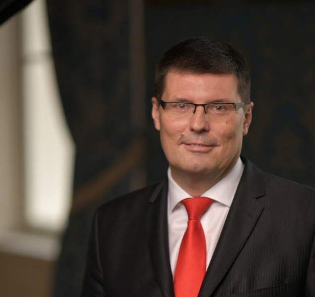 Se Staňkem končí na ministerstvu i pornobásník Mačák