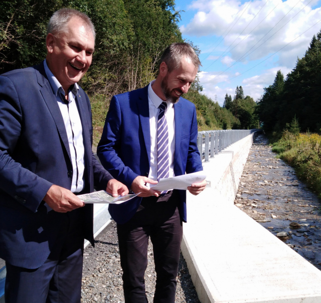 U cesty v Horní Lipové je rekonstruovaná opěrná zeď