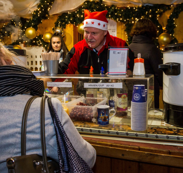 Hejtman s primátorem prodávali punč, vydělali 30 tisíc korun