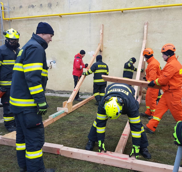 Hasiči cvičně zachraňovali lidi z výkopu