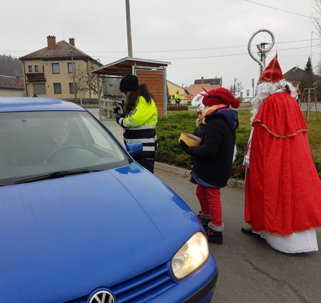 Řidiče v Hrabové na Zábřežsku kontrolovali Mikuláš s čertem