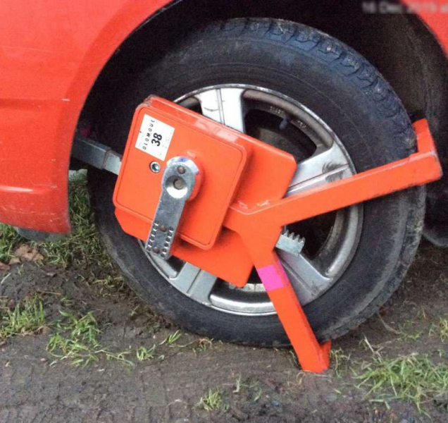 Žena se nejspíš náhodou rozjela i s botičkou na autě