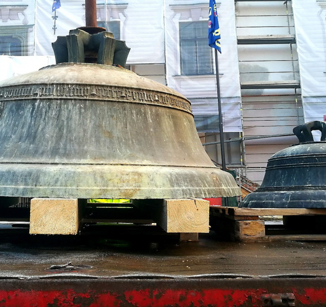 Restaurátoři odvezli dvojici cymbálů z olomoucké radnice