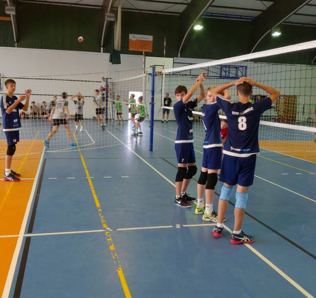 Mladí volejbalisté hrají o víkendu turnaj doma