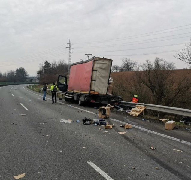 Nehoda dvou kamionů uzavřela dálnici D46