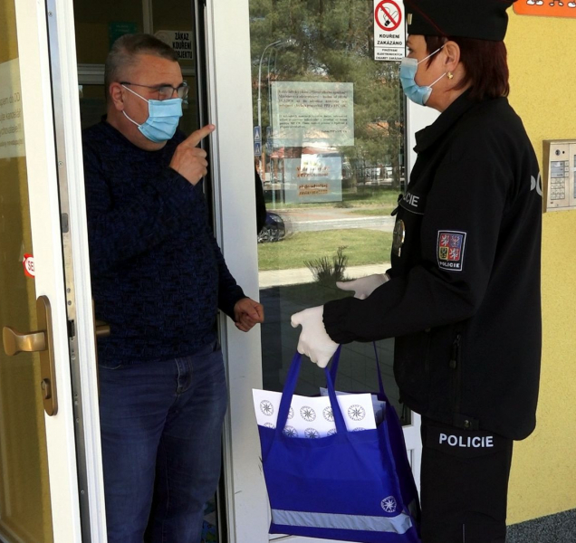 Policisté obdarovali děti a seniory