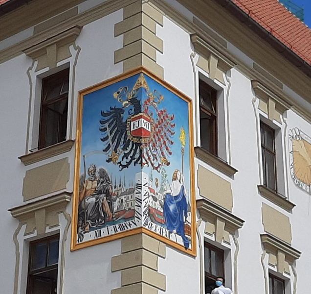 Sluneční hodiny rozzářily radnici