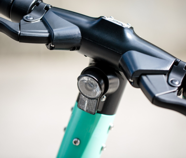 Žena na elektrokoloběžce po střetu s autem zemřela