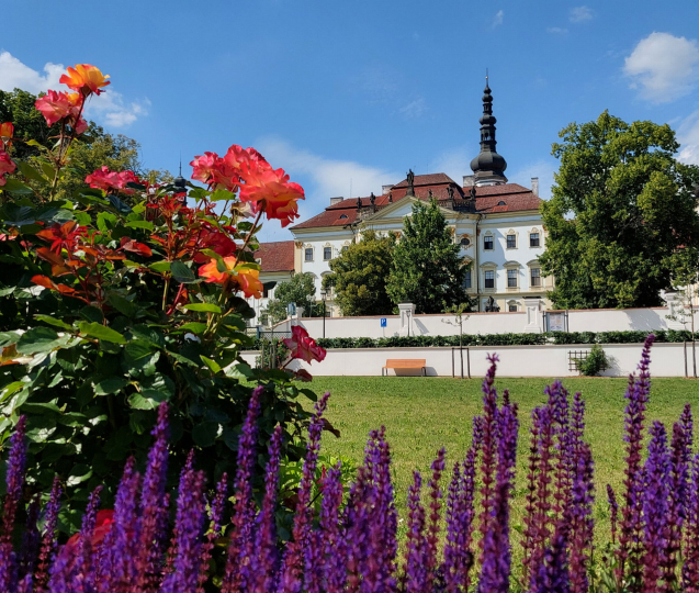 Prelátská zahrada proměnila okolí Hradiska v kvetoucí ráj