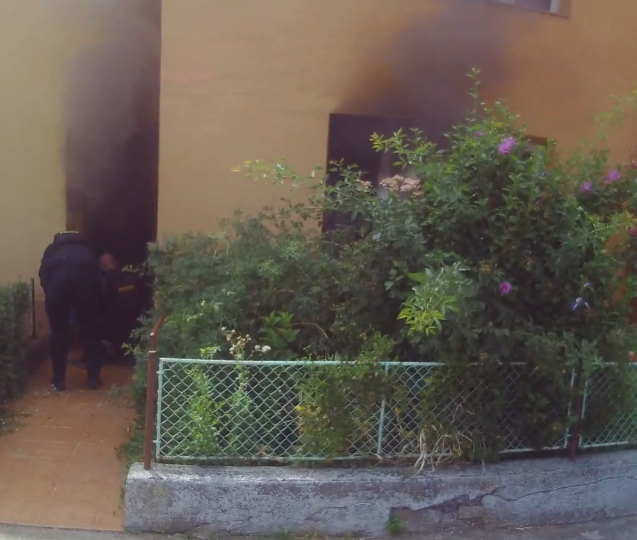 Policisté zachránili muže z hořícího domu