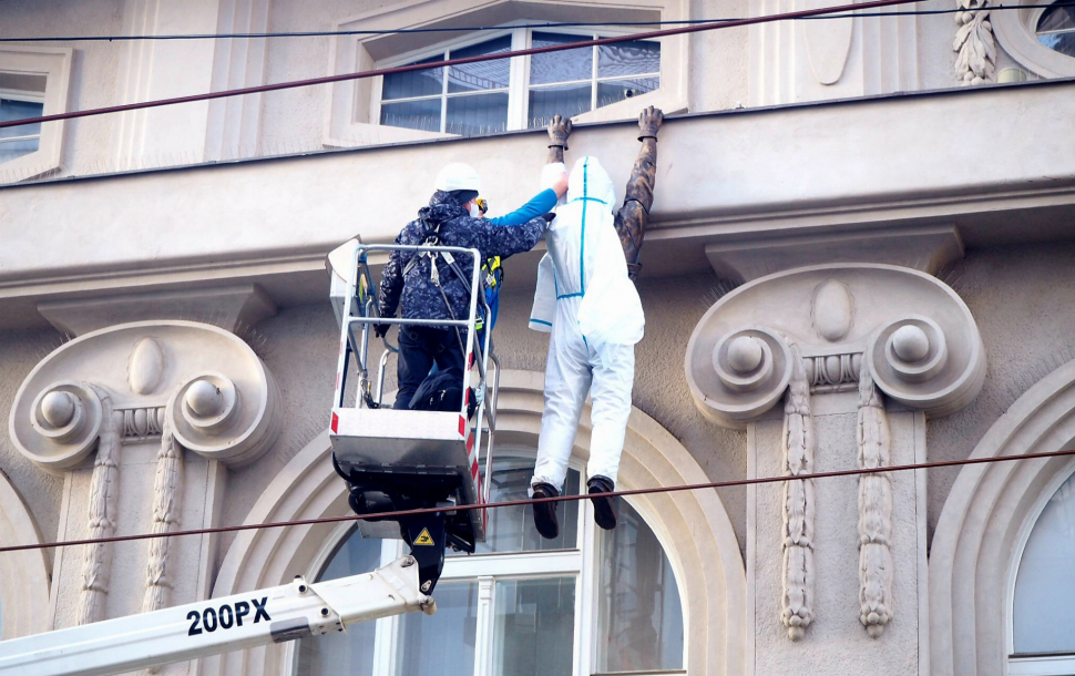 Černého Lupič z Muzea umění v Olomouci dostal antikovidový oblek