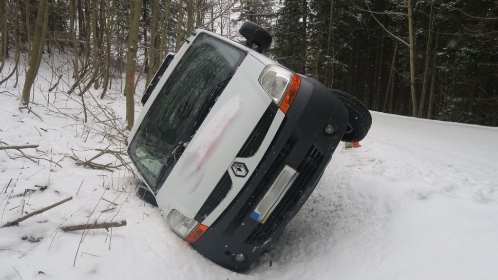 Dodávka skončila na boku, řidička bez zranění