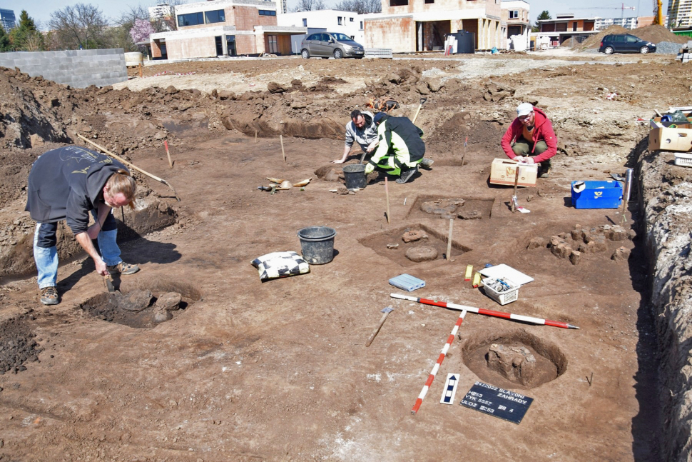 Archeologové pokračují v průzkumu Slavonína