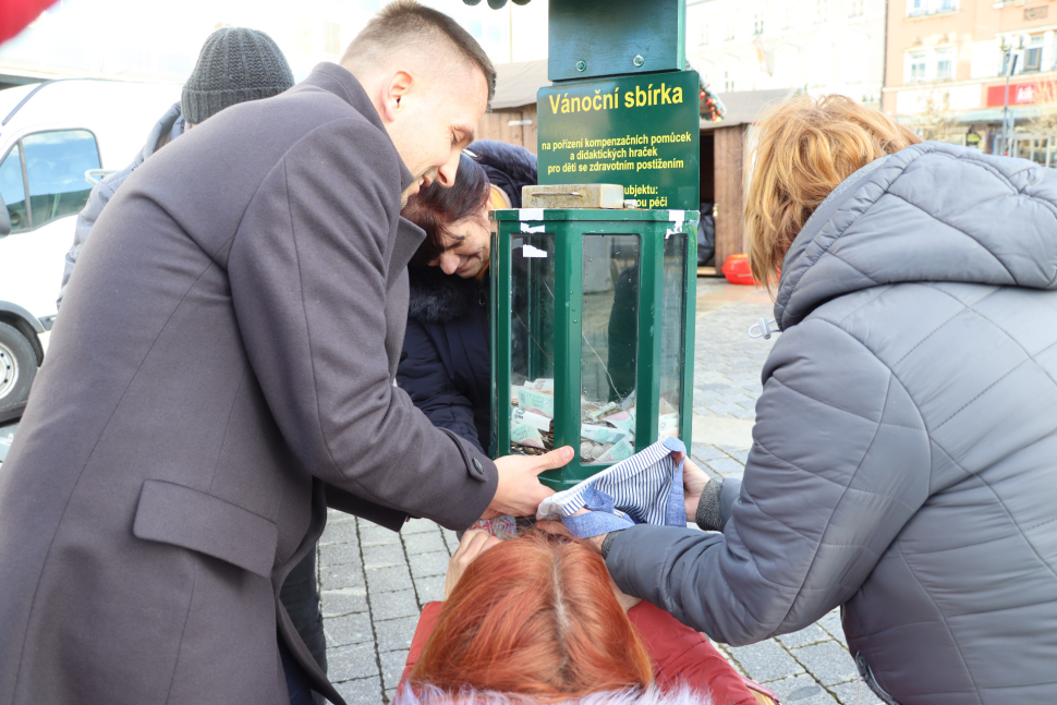 Kasička na náměstí je magnetem pro zloděje. Tentokrát odolala