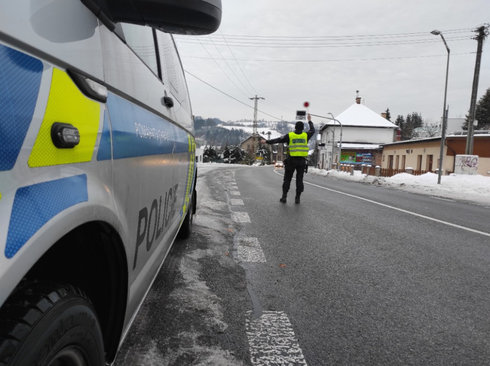 Při náhodné kontrole vyhmátli řidičku na perníku a drogy v autě