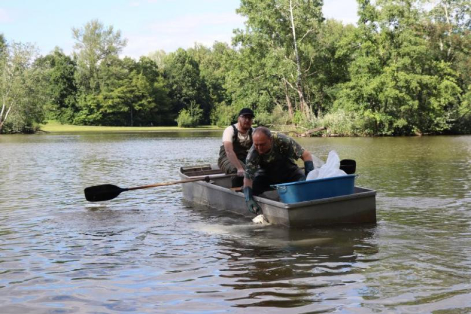 V Přerově čistí přírodní koupaliště Velká Laguna