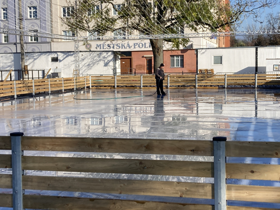 Dnes se otevírá veřejné kluziště na tržnici v Olomouci