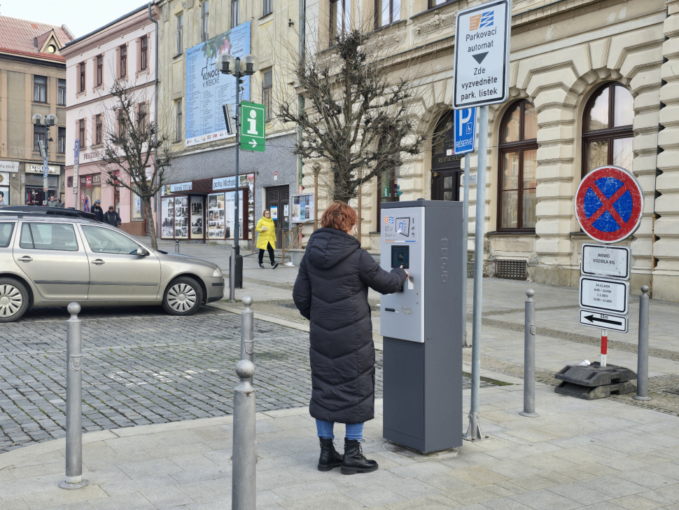 V Přerově zavedou chytré parkovací automaty, platí se přes QR kód