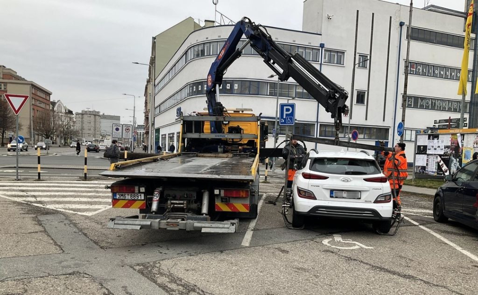 Stání pro invalidy? Pro některé řidiče žádný problém