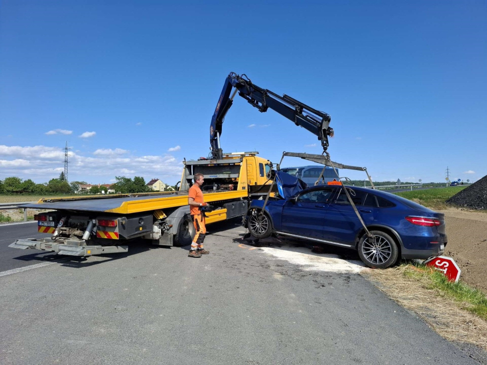 Dvaadvacet zraněných při srážce autobusu s autem