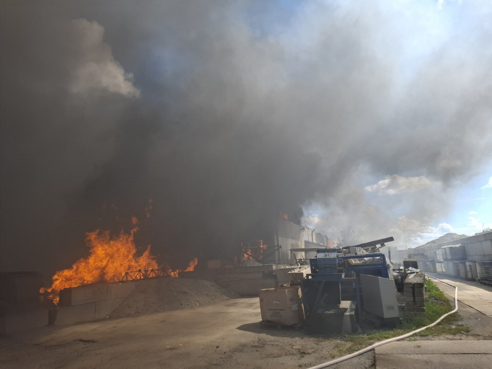 Třídírna plastu shořela. Místo požáru hlídá hasičská laboratoř