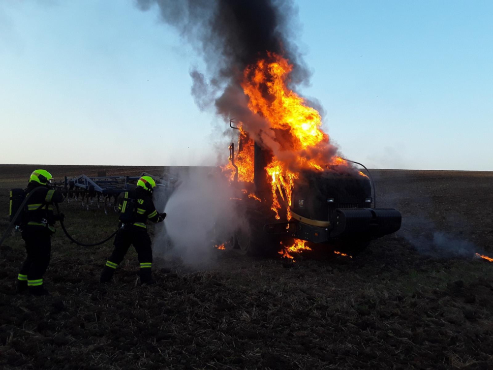 Na Prostějovsku během žní hořel traktor i kombajn