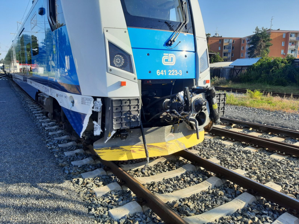 Ve Šternberku se na přejezdu střetl vlak s osobním autem