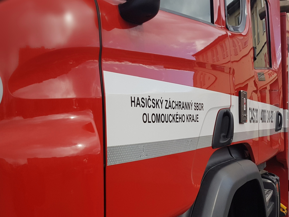 Známí odmítli grilovačku, tak zapálil přístavek