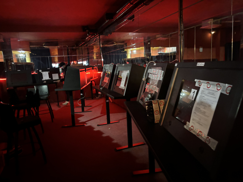 Celníci zajistili 89 automatů a půl milionu korun