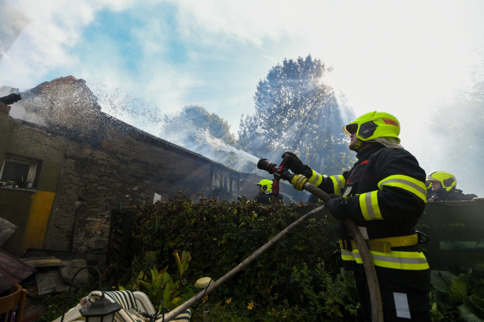 Dům hasilo deset hasičských jednotek, pomáhali i kolegové z vedlejšího kraje