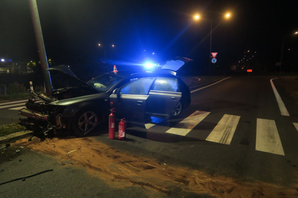 Zamotala se mu hlava? Opilý řidič jel z kruháče rovnou do sloupu