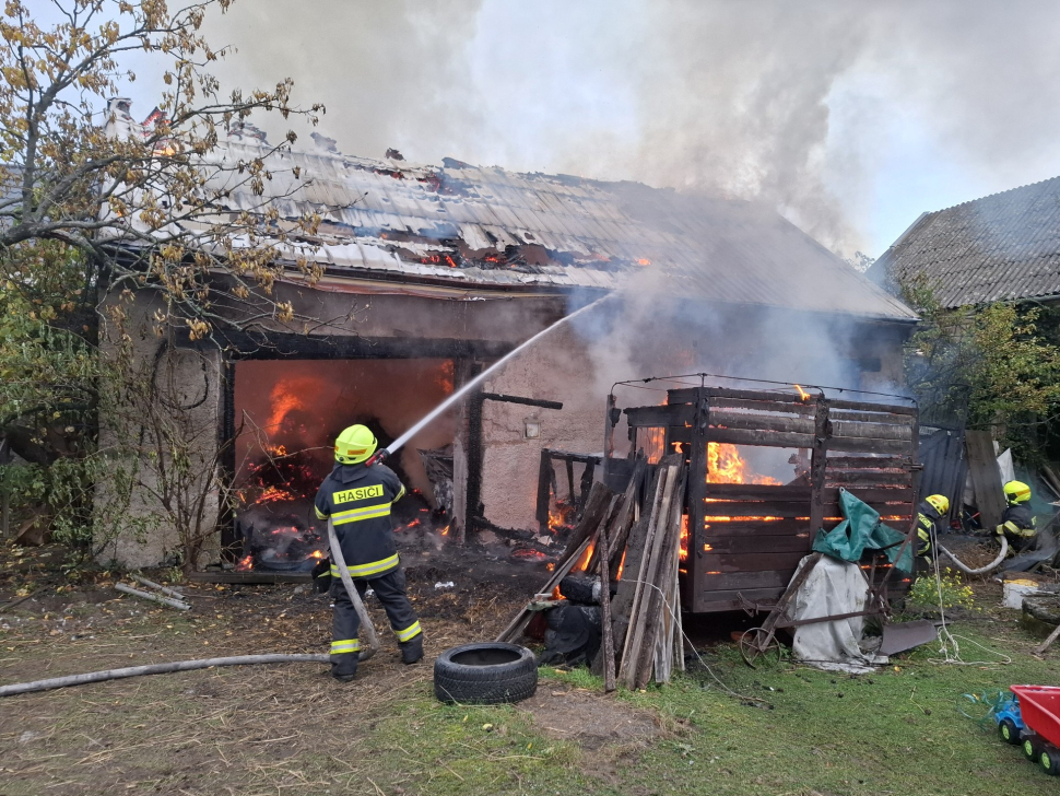 Oheň v Dolanech zničil hospodářské stavení