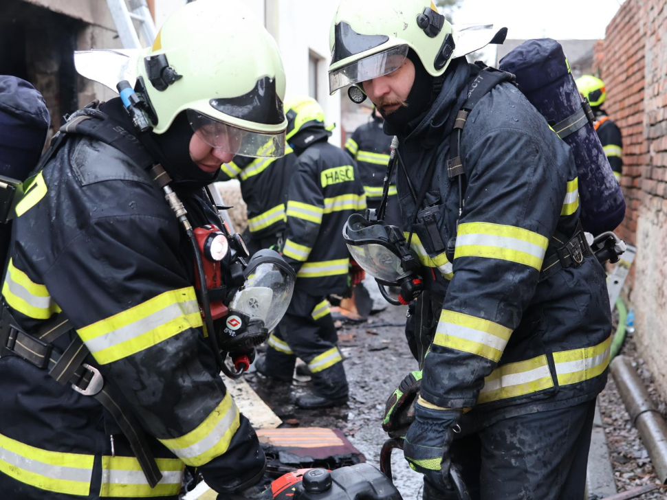 V hořícím domě zemřel člověk, zasahovalo šest jednotek hasičů
