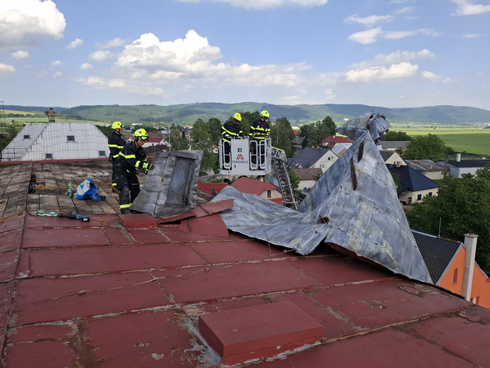 Bouřka utrhla střechu ze základní školy, hrozilo zřícení