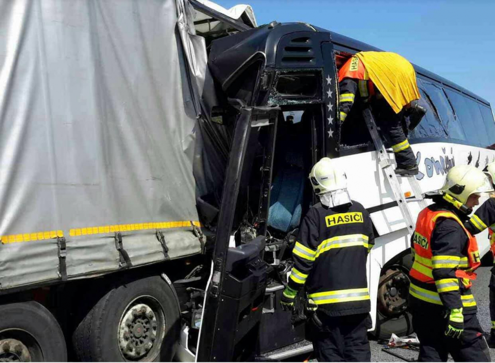 Autobus s fotbalisty boural do kamionu