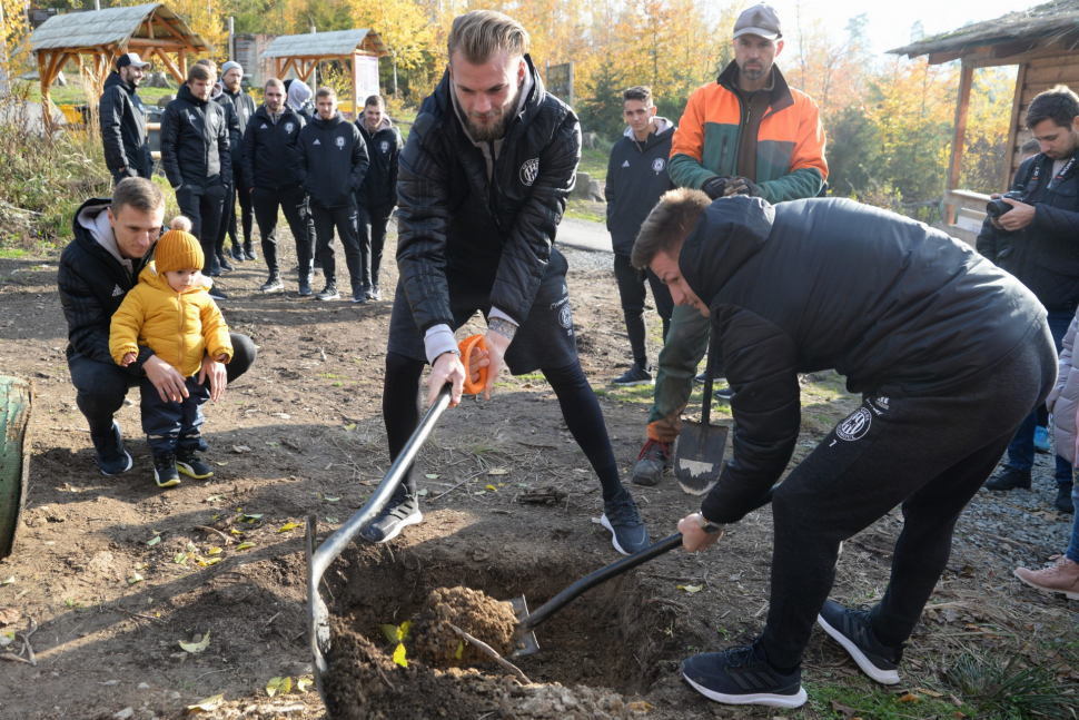 Fotbalisté Sigmy sázeli stromy v olomoucké zoo