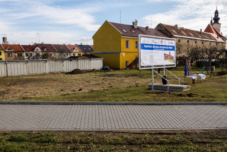 Nová zbrojnice pro hasiče v Kostelci už se staví