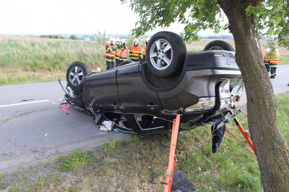 Řidič koukal do mobilu a převrátil auto na střechu